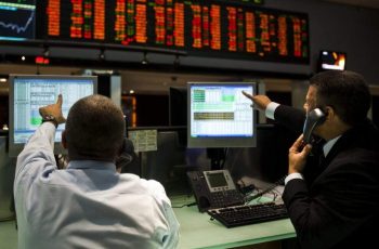 Ibovespa bate novo recorde e encosta nos 146 mil pontos; dólar fecha estável