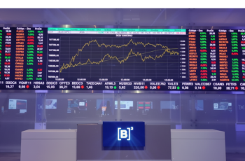 Painel da B3 exibindo gráfico do Ibovespa em alta, com recordes históricos de pontos na bolsa de valores.