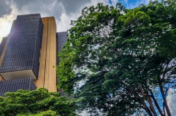 Boletim Focus volta a prever queda da Selic em 2026