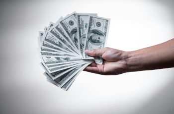 com o dólar acima de R$ 5, saiba o que vale comprar nos EUA