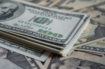 Após condenação de Bolsonaro, dólar encerra no menor patamar em um ano e três meses