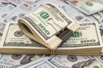 Dólar fecha em alta e Bolsa renova recorde com tom cauteloso de Powell sobre juros nos EUA