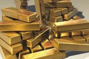 Ouro fecha em queda pressionado por dólar forte e falas de Powell