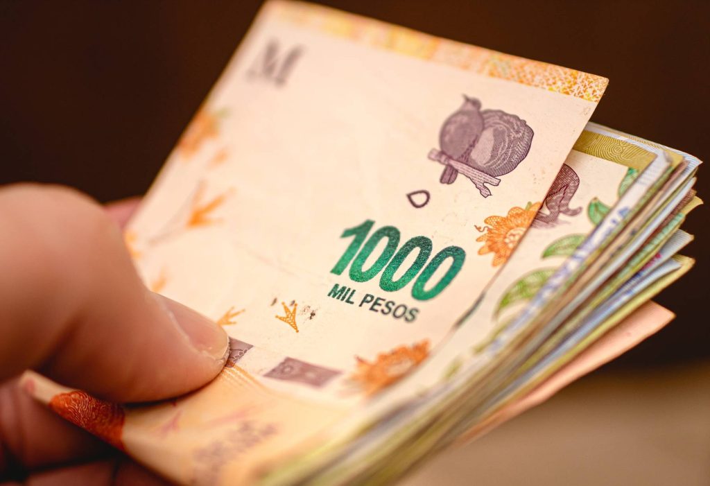 Peso argentino sobe 10% contra o real em dois dias com promessa de ajuda dos EUA | Moedas e Juros