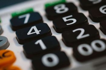 Projeção do IPCA para 2025 é reduzida de 4,72% para 4,70%, aponta Boletim Focus do Banco Central 2 Boletim Focus reduz projeções para IPCA até 2028; veja outros destaques