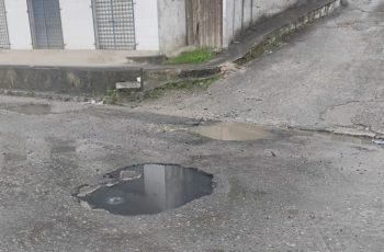 Via pública repleta de buracos em Paulista