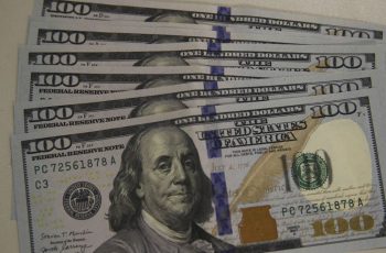 Dólar encerra em queda de 0,64%, a R$ 5,3708, menor valor desde 8 de novembro 6 Dólar recua pelo 4º pregão consecutivo e fecha abaixo de R$ 5,40 | Economia
