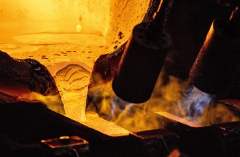 Ouro encerra em alta de 0,73% a US$ 4.163,40 por onça-troy após atingir máxima de US$ 4.190,90. 9 Ouro fecha em alta e renova recorde, com fala de Powell e tensões EUA-China