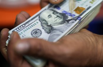 Dólar apresenta queda enquanto investidores aguardam autoridades