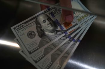 Dólar à vista ronda a estabilidade de olho em tensão comercial | Finanças