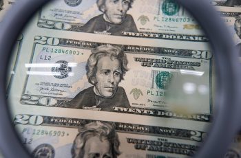 Dólar encerra com desvalorização de 0,20%, cotado a R$ 5,3860 2 Dólar fecha em queda hoje em meio à disparada do petróleo | Finanças