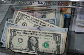 Dólar tem leve queda com alívio por Fed e menor tensão comercial | Finanças