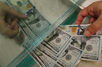 Qual o fechamento do dólar hoje, 13 de outubro de 2025
