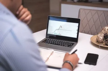 Soja fecha em queda de 3 centavos, a US$ 10,4175 por bushel na bolsa de Chicago 1 Soja Fecha em Baixa Após Realização de Lucros na Bolsa de Chicago; Expectativa por Negociações EUA-China Impulsiona Mercado na Semana