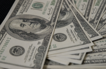 Dólar fecha estável a R$ 5,37, mas acumula alta mensal de 1%