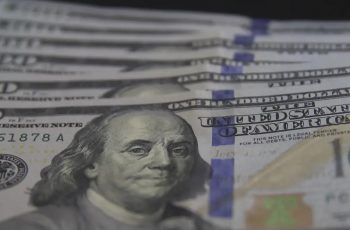 Dólar fecha estável após disputa da Ptax e temor nos EUA
