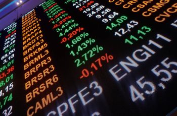 Ibovespa opera entre perdas e ganhos, focado no novo modelo de crédito imobiliário