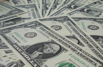 Dólar fecha em alta e Ibovespa em queda; atenções ficam em decisões políticas que afetam o orçamento público