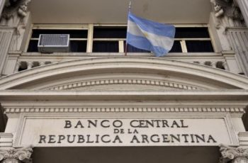 Dólar na Argentina avança e encerra a cotação em 1.495 pesos por dólar 10 Dólar volta a subir na Argentina após breve respiro por triunfo de Milei