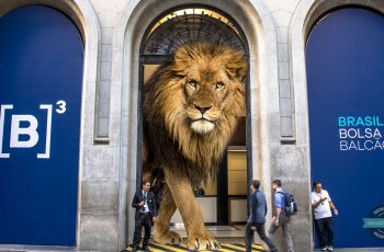 Ibovespa encerra em alta com foco em decisões fiscais da B3 sobre prejuízos fiscais 3 Montagem mostra leão gigante saindo pela porta da B3/Ibovespa, reprentando a Receita Federal e o Imposto de Renda