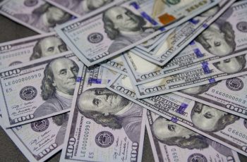 Dólar fecha em alta de 0,40%, a R$ 5,38 5 Caged afeta Ibovespa, mas não impede novo recorde; dólar fecha em alta