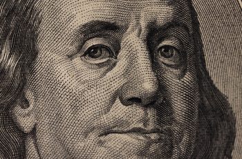 Dólar mantém status de refúgio global mesmo com ‘crise’ nos EUA