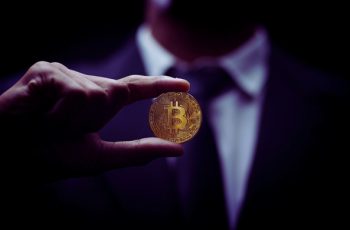 Bitcoin sobe 1,55% e encosta em US$ 123 mil nesta quarta-feira (08/10). Solana dispara mais de 4% e lidera ganhos entre altcoins