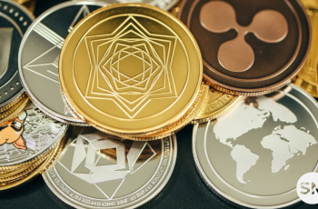 Várias moedas físicas de criptomoedas empilhadas, incluindo Bitcoin, Ethereum, Ripple e outras, simbolizando o mercado global de ativos digitais.