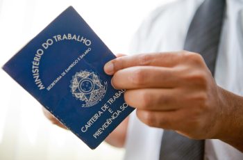 Taxa de desocupação no Brasil atinge 12,4% no trimestre encerrado em fevereiro, segundo IBGE 2 Taxa de desemprego fica em 12,4% no trimestre até fevereiro, revela IBGE