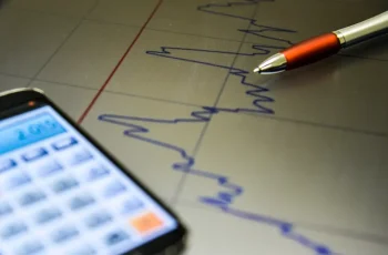 Dólar encerra em baixa de 0,36%, cotado a R$ 5,44 10 Ibovespa B3 fecha em queda com realização de lucros; dólar recua