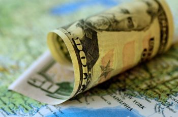 Dólar opera em leve alta e Ibovespa em recorde de 147 mil pontos -