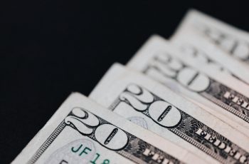 Dólar fecha estável, com expectativa pelo Fed, negociações comerciais EUA-China e fluxo de investimentos atraído pelo carry trade