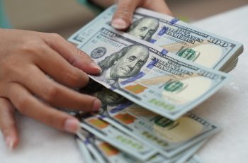 Dólar ganha força temporariamente, impactando mercado brasileiro em meio a incertezas políticas globais. 10 Dólar global e política ditam o ritmo do mercado