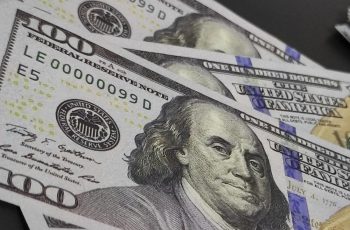 Ibovespa termina em alta com mercado atento aos EUA e China; dólar sofre leve queda e fecha abaixo de R$ 5,47
