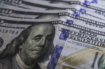 Dólar sobe para R$ 5,35 em meio a tensões com medida provisória