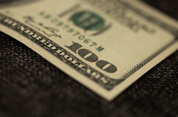 Dólar fecha em alta de 0,42%, cotado a R$ 5,3804, após mínima de R$ 5,3666 e máxima de R$ 5,3955 1 cautela do Fed, trégua EUA-China e dados do Caged no radar