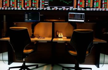 Ibovespa renova máxima histórica com 148 mil pontos e dólar a R$5,34