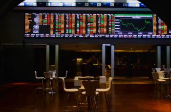 Ibovespa opera em queda, após abrir sem força, e dólar recua para R$ 5,32