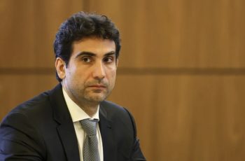 Dólar encerra abaixo de R$ 5,50 no Brasil após ultrapassar R$ 6 em 2024. 7 Gabriel Galípolo, presidente do Banco Central