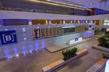 Sede da Bolsa de Valores em São Paulo, com grande telão mostrando as cotações das ações. Foto: Divulgação/B3