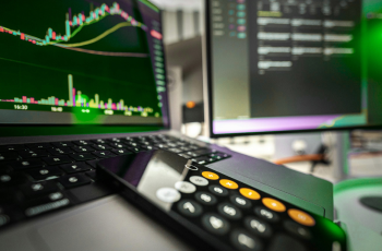 Ibovespa avança 0,31% e fecha em 144.526,45 pontos 4 gráfico de bolsas, dólar e juros no computador – mercado financeiro