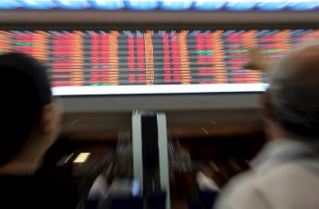 Bolsa começa outubro com ajustes e Ibovespa fecha em queda
