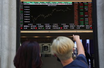 Ibovespa fecha em queda puxada por Petrobras em dia com fiscal e IPCA no radar