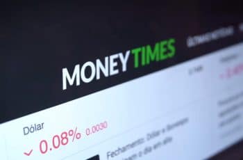 Ouro fecha em leve alta após corte de juros nos EUA