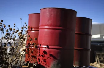Brent afunda quase 2% após divulgação dos relatórios da AIE e da OPEP