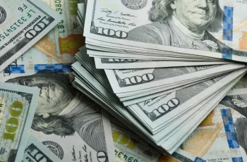 Dólar fecha em alta com negociações entre EUA e China e cenário fiscal no radar; Bolsa cai