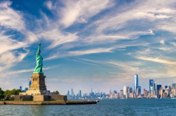 Vista da Estátua da Liberdade em Manhattan, nos EUA, país mais rico do mundo.