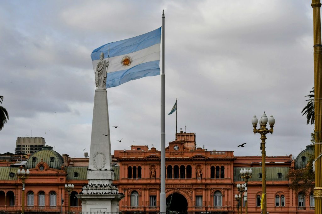 Queda do peso e eleições norteiam mercado argentino