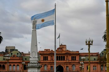 Queda do peso e eleições norteiam mercado argentino