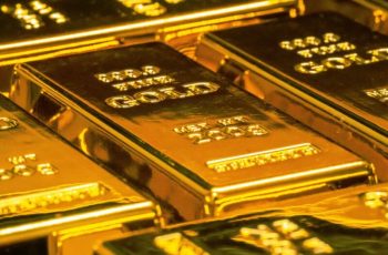 Ouro fecha dia em alta e sobe pela 8ª semana, após ameaça de tarifas dos EUA contra a China